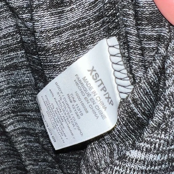 Cropped black and white long sleeve v-neck top - Picture 3 of 4